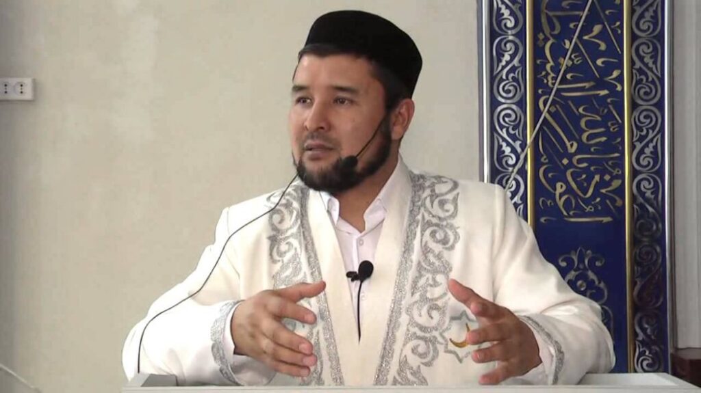 Теологтың әйелді ұруға шақырған ескі видеосы желіде қайта талқыланып жатыр