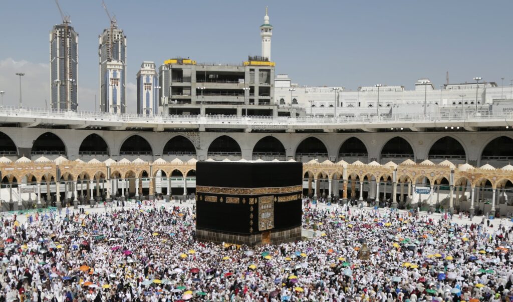 Есебі жоқ “материалдық қолдау”: Мүфтият әрбір қажы квотасына туристік агенттіктерден жарна алады