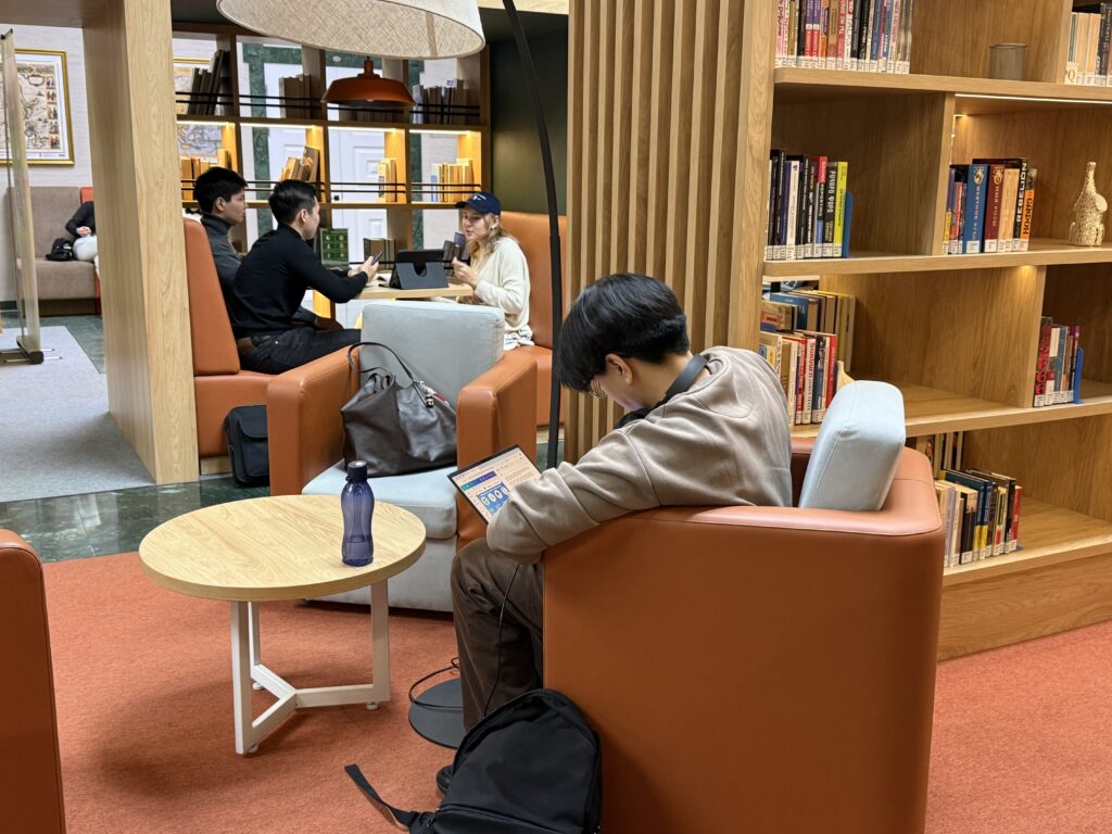 Мы погадали на события 2026 года по библиотечным книгам