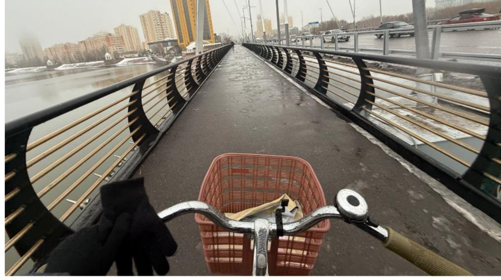 Полуголые мужчины, хамство и спущенные шины. Это смена велокурьера в Астане зимой 