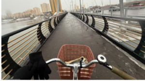 Полуголые мужчины, хамство и спущенные шины. Это смена велокурьера в Астане зимой 