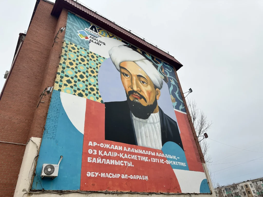 Кто из известных исторических личностей изображён на стенах астанинских домов? Фотообзор