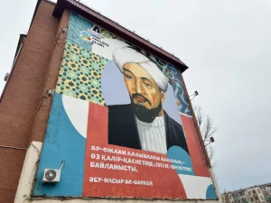 Кто из известных исторических личностей изображён на стенах астанинских домов? Фотообзор